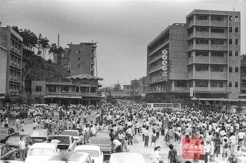 1983年原蒲圻县城区商业中心，市民星期六在电影院广场等候看电影。.jpg