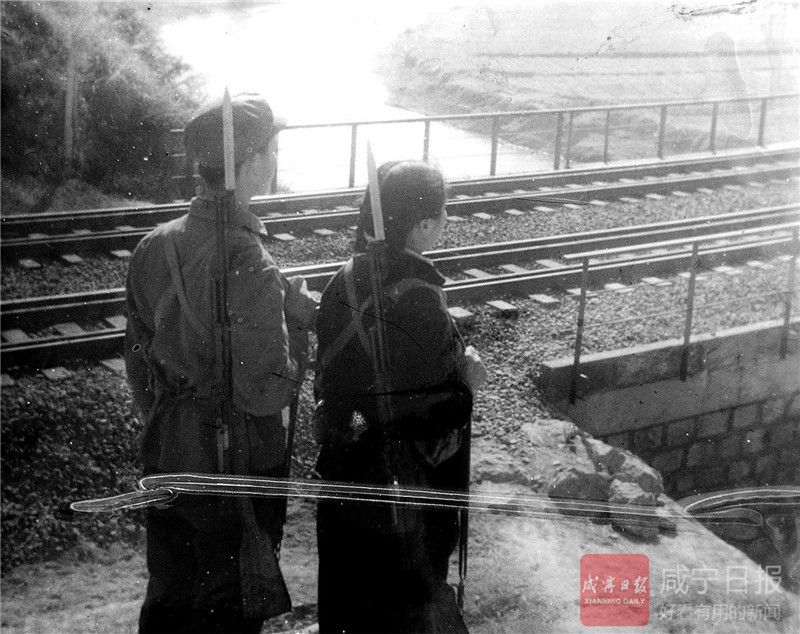 1967年原咸宁县民兵守护西河大桥，保证每天火车安全通过大桥。_副本_副本.jpg